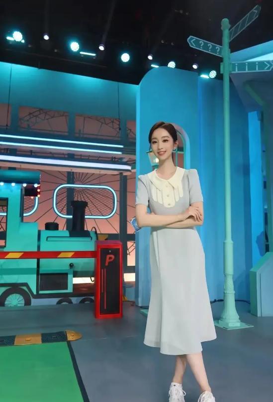 央視新晉美女主持人，嬌小玲瓏，清純可愛，美若天仙