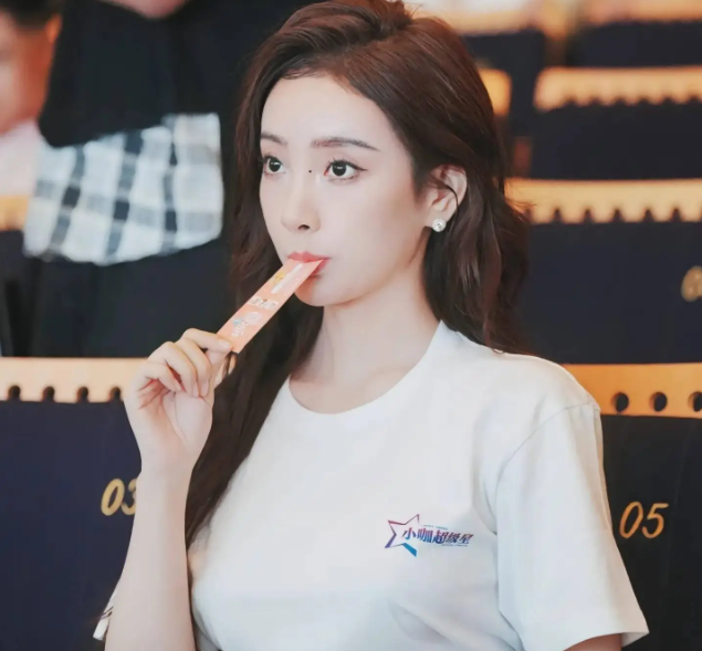 女主播直播“艷照”遭封殺！穿衣尺度惹爭議，頻道火速解約！