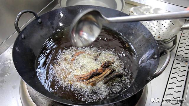 廚師長教你干煸盤龍鱔的正宗做法，色香味俱全，地道豫菜值得收藏