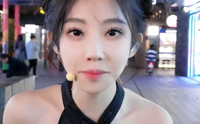 馮提莫尺度越來越大，直播洗頭又走光？網友：怎么養(yǎng)的變化這么大