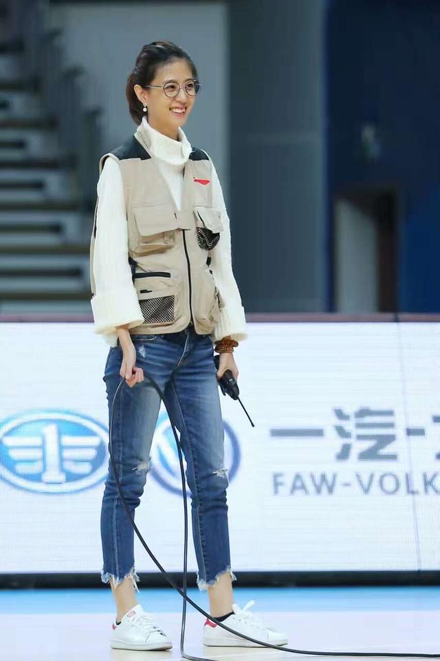 中超最美女主播賈紫婷，如今在CBA，千嬌百媚生