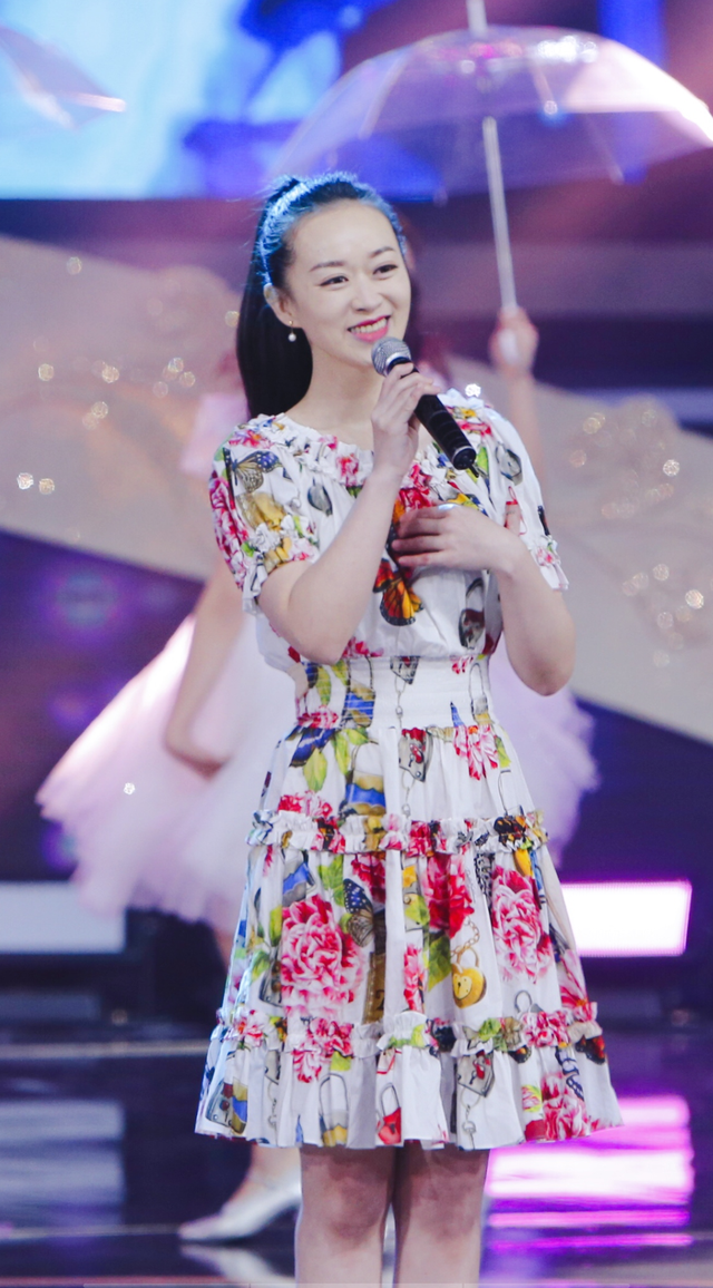 2020青島春晚袁慧婷、向東等演唱歌曲《有點(diǎn)甜》，畫面太甜蜜了