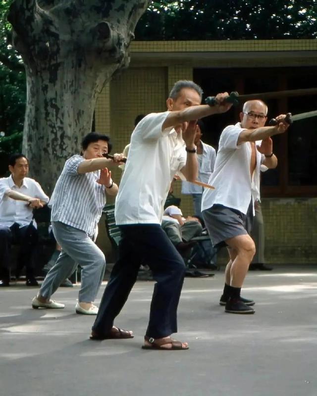 86年我收留迷路的姑娘，她說自己是養(yǎng)女，十年后成了她繼父