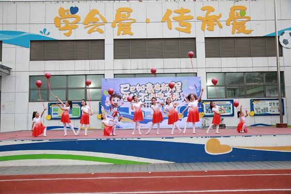 開學(xué)典禮創(chuàng)意十足 新學(xué)期元?dú)鉂M滿