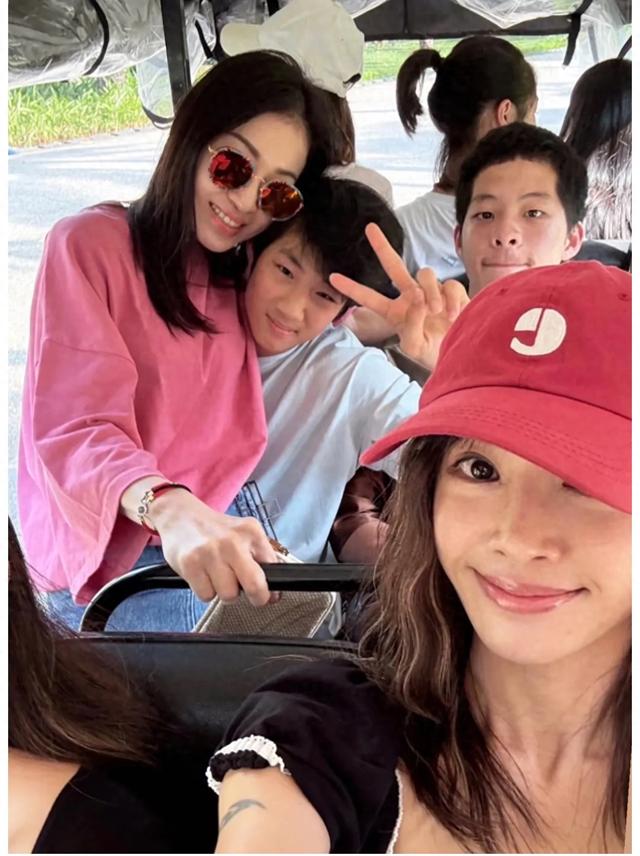 蔡依林露臍包臀泳衣秀長(zhǎng)腿 1米5身高 比例似1米7 舞蹈生體態(tài) 挺拔優(yōu)雅