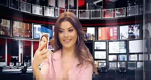 阿爾巴尼亞女主播大膽真空出鏡，網友驚呼尺度驚人！