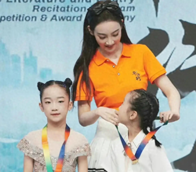 女主播直播“艷照”遭封殺！穿衣尺度惹爭議，頻道火速解約！