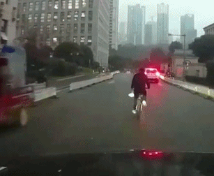 現(xiàn)在女大學生太開放, 這么隱私的東西露在外面, 男人看了都臉紅!