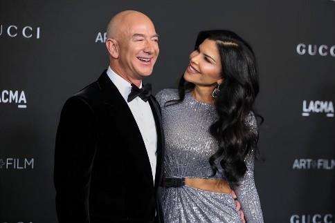 桑切斯：不愧是女主播出身，“彩虹屁”高手，哄得貝佐斯神魂顛倒