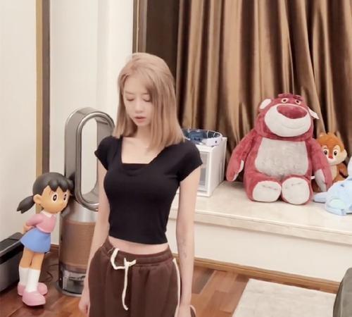 三只羊：性感美女主播卓仕琳，拌胸寫真身材勁爆，連看99次?。? onerror=