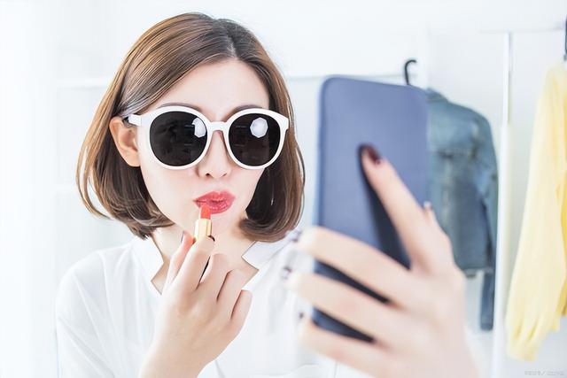 女主播，就只會阿諛諂媚、賣弄風騷？