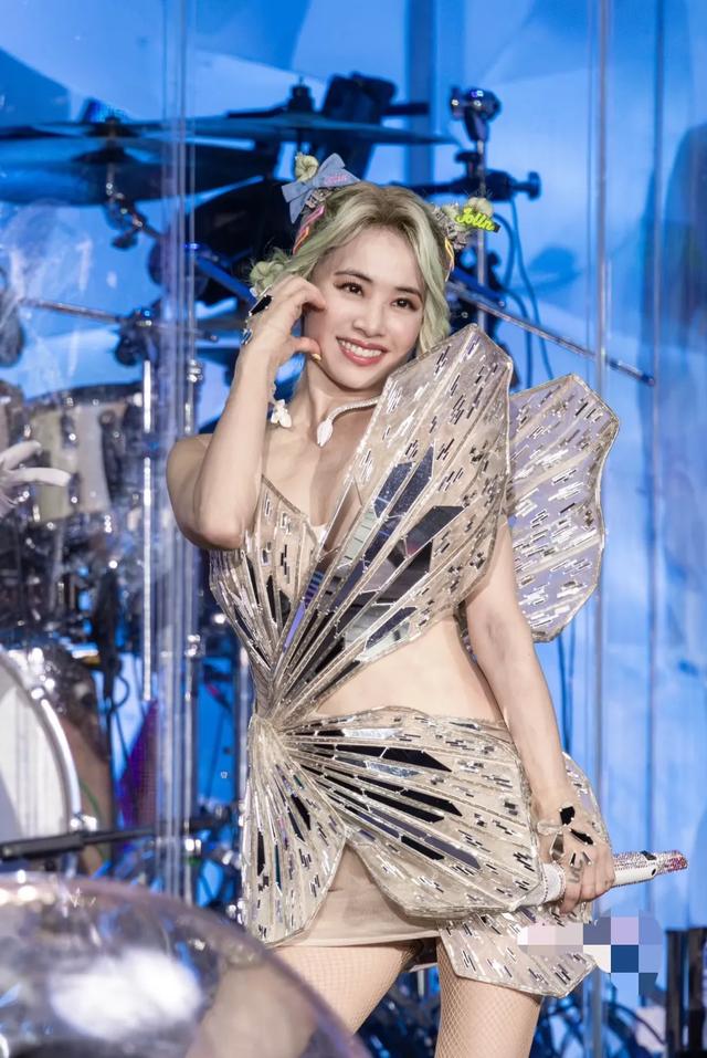 蔡依林露臍包臀泳衣秀長(zhǎng)腿 1米5身高 比例似1米7 舞蹈生體態(tài) 挺拔優(yōu)雅