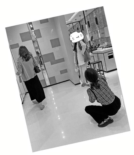 商場洗手間被網(wǎng)紅霸占拍照 保潔阿姨：走都沒法走