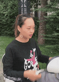 現(xiàn)在女大學生太開放, 這么隱私的東西露在外面, 男人看了都臉紅!