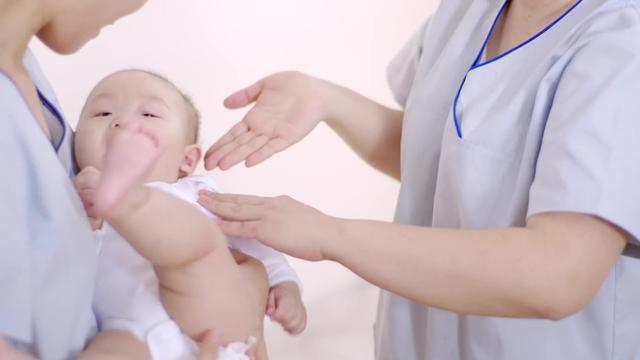 豎抱、斜抱、靠肩抱，出生不久的寶寶該怎么抱？正確抱姿學(xué)起來