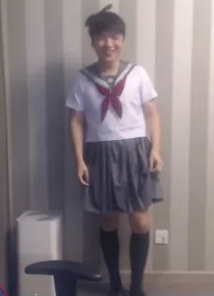 「喜聞樂見」WE戰(zhàn)隊(duì)新傳統(tǒng)？957女裝直播清純甜美