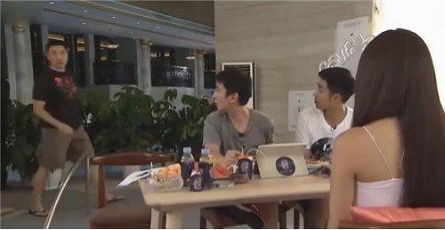 比思聰抓豬還會(huì)玩，土豪狂撒玫瑰美女主播拼命搶！