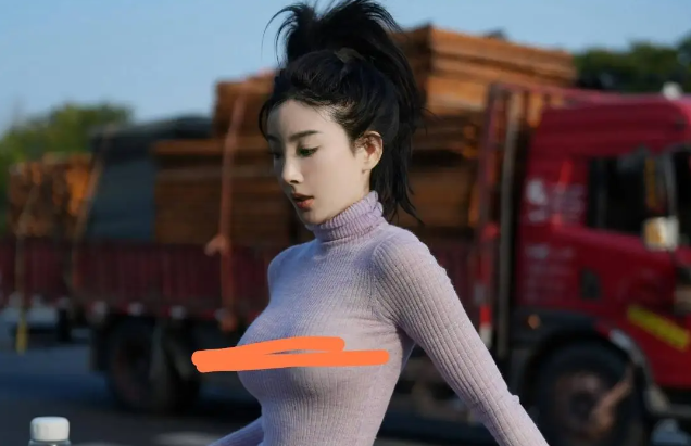 女主播直播“艷照”遭封殺！穿衣尺度惹爭議，頻道火速解約！