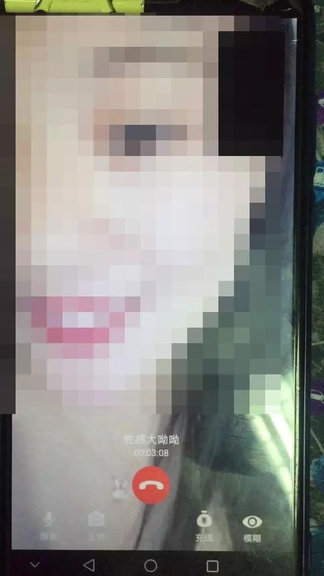 女主播每晚直播不堪表演，13歲兒子就在隔壁房間
