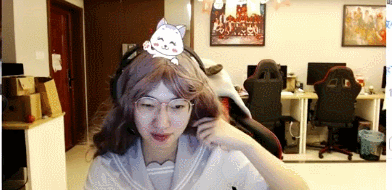 「喜聞樂見」WE戰(zhàn)隊(duì)新傳統(tǒng)？957女裝直播清純甜美