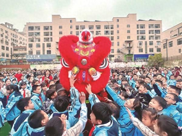 開學(xué)典禮創(chuàng)意十足 新學(xué)期元?dú)鉂M滿