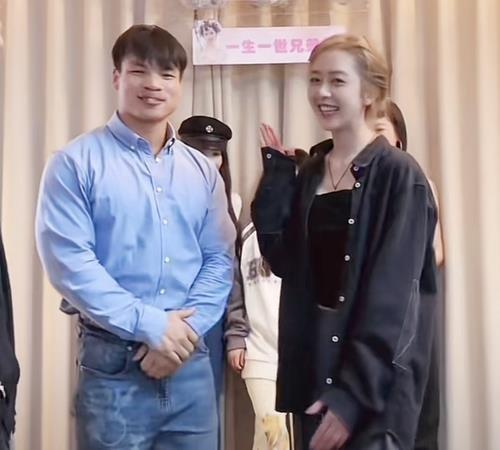 三只羊：性感美女主播卓仕琳，拌胸寫真身材勁爆，連看99次??！