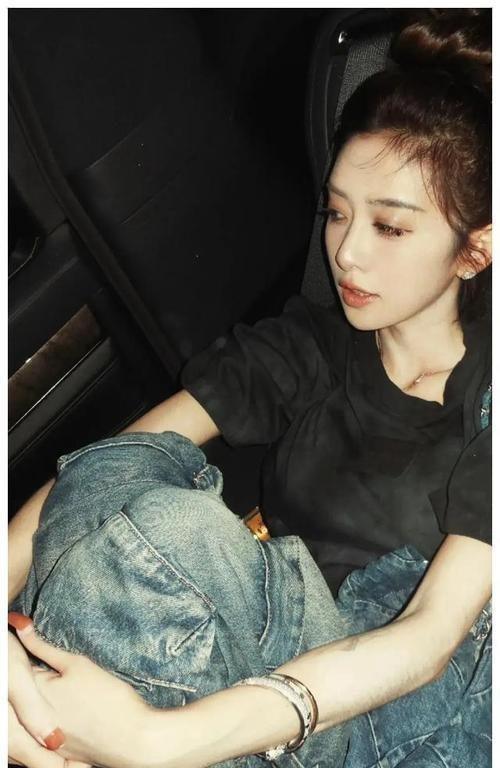 三只羊：性感美女主播卓仕琳，拌胸寫真身材勁爆，連看99次??！