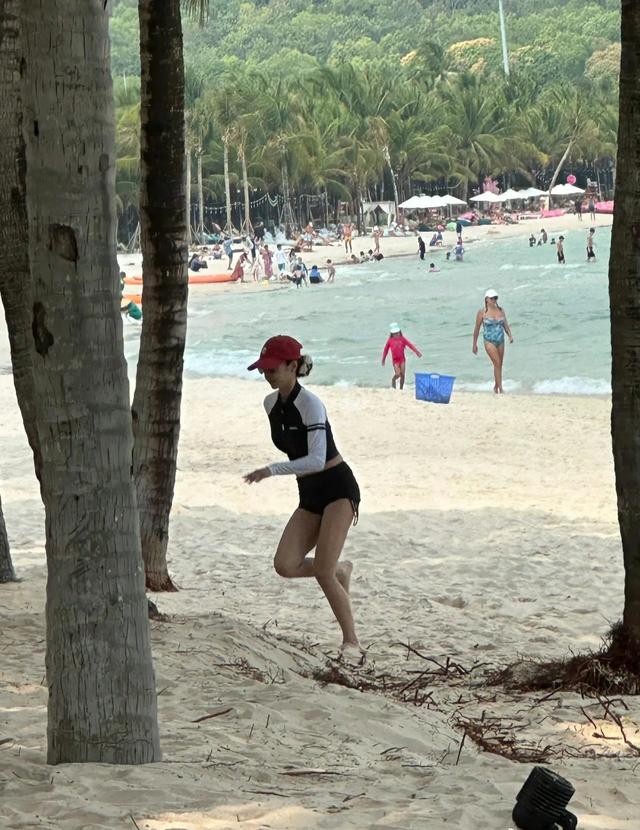 蔡依林露臍包臀泳衣秀長(zhǎng)腿 1米5身高 比例似1米7 舞蹈生體態(tài) 挺拔優(yōu)雅