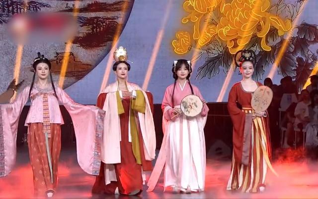 央視五位美女主播齊亮相！張蕾漢服端莊優(yōu)雅，王冰冰造型清秀可人