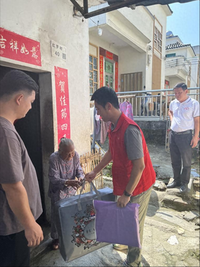 深汕41名選調(diào)生“走村入戶”開展中秋慰問活動