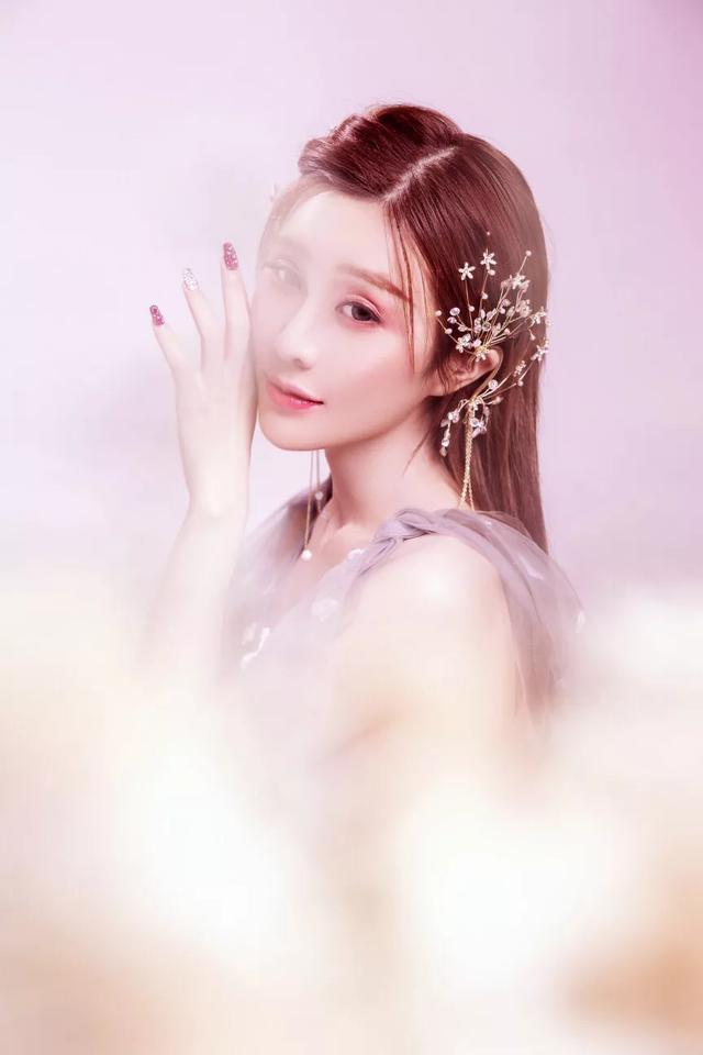 陌陌年度女主播冠軍獅大大寫真來(lái)襲，造型精致仙氣十足