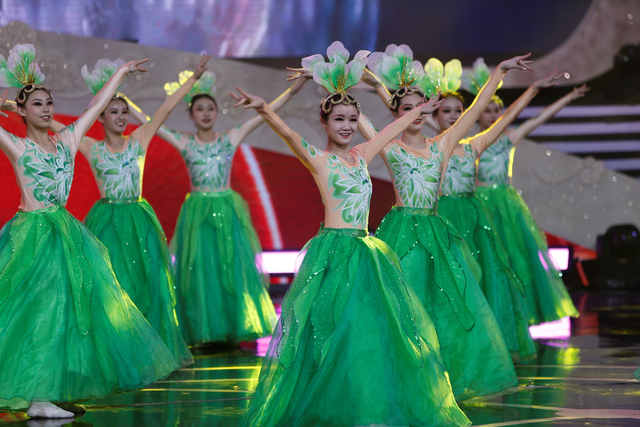 2020青島春晚袁慧婷、向東等演唱歌曲《有點(diǎn)甜》，畫面太甜蜜了