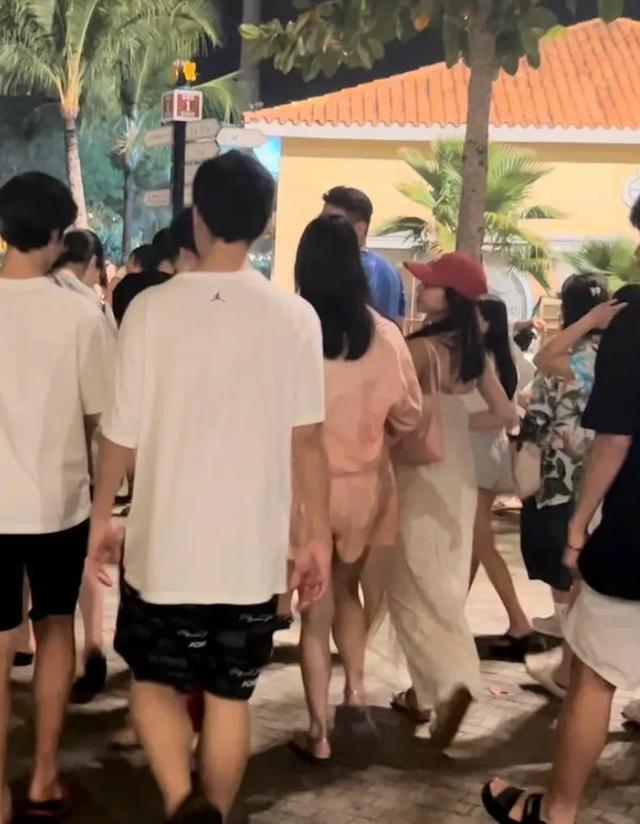 蔡依林露臍包臀泳衣秀長(zhǎng)腿 1米5身高 比例似1米7 舞蹈生體態(tài) 挺拔優(yōu)雅