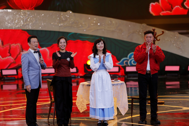 2020青島春晚袁慧婷、向東等演唱歌曲《有點(diǎn)甜》，畫面太甜蜜了