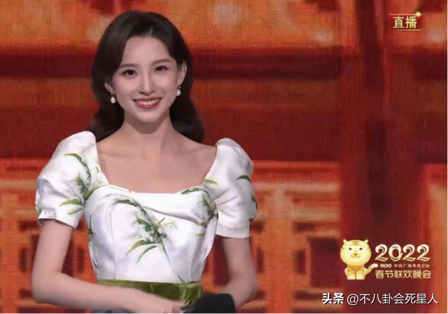 世界杯美女主持馬舒凡，身材好、顏值高，還被贊是董卿接班人