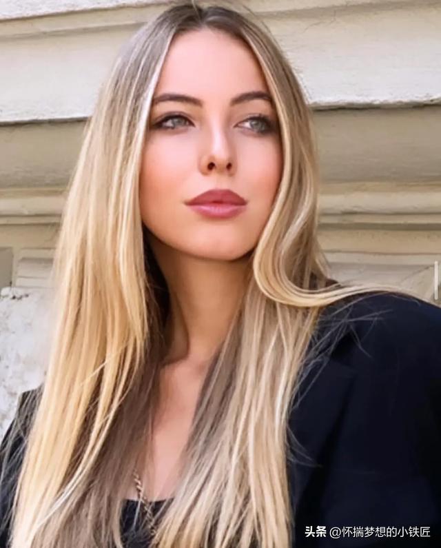 來自意大利的美女主持人的黑絲美腿，輕熟氣質(zhì)，治愈的笑容