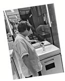 商場洗手間被網(wǎng)紅霸占拍照 保潔阿姨：走都沒法走