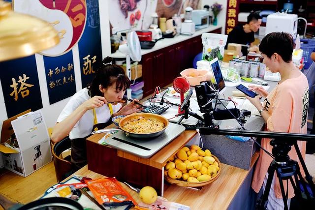 吃播：“空巢青年”的一劑良藥