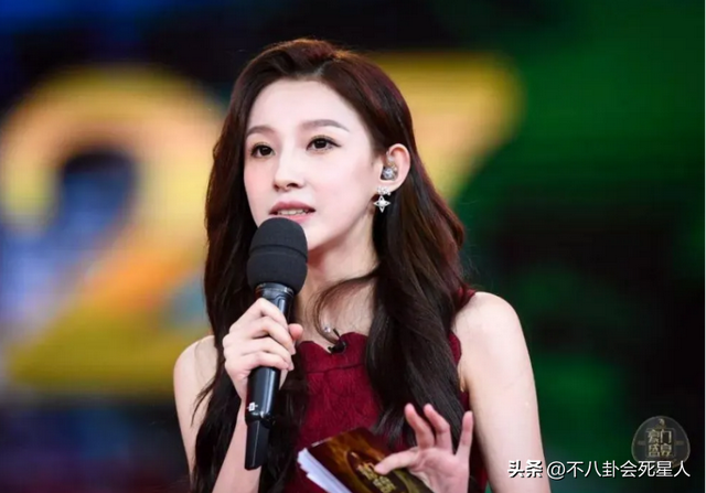 世界杯美女主持馬舒凡，身材好、顏值高，還被贊是董卿接班人