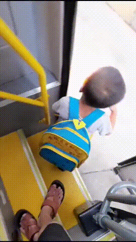 現(xiàn)在女大學生太開放, 這么隱私的東西露在外面, 男人看了都臉紅!