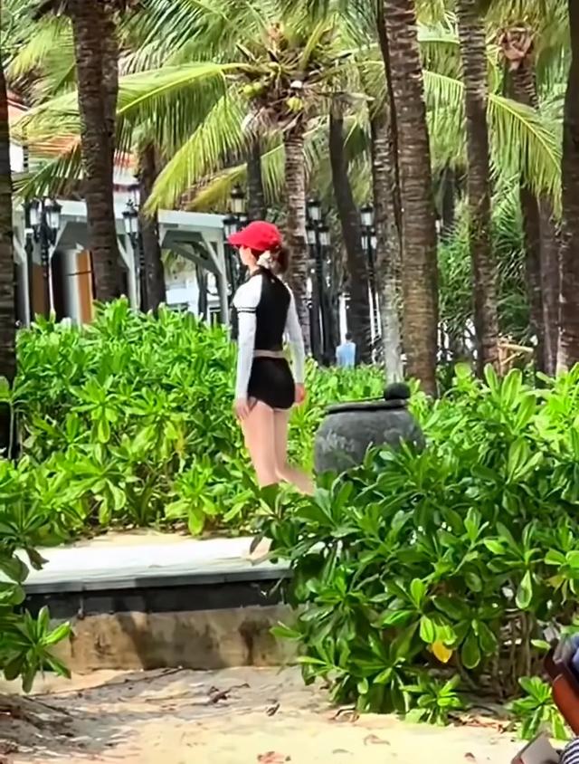 蔡依林露臍包臀泳衣秀長(zhǎng)腿 1米5身高 比例似1米7 舞蹈生體態(tài) 挺拔優(yōu)雅