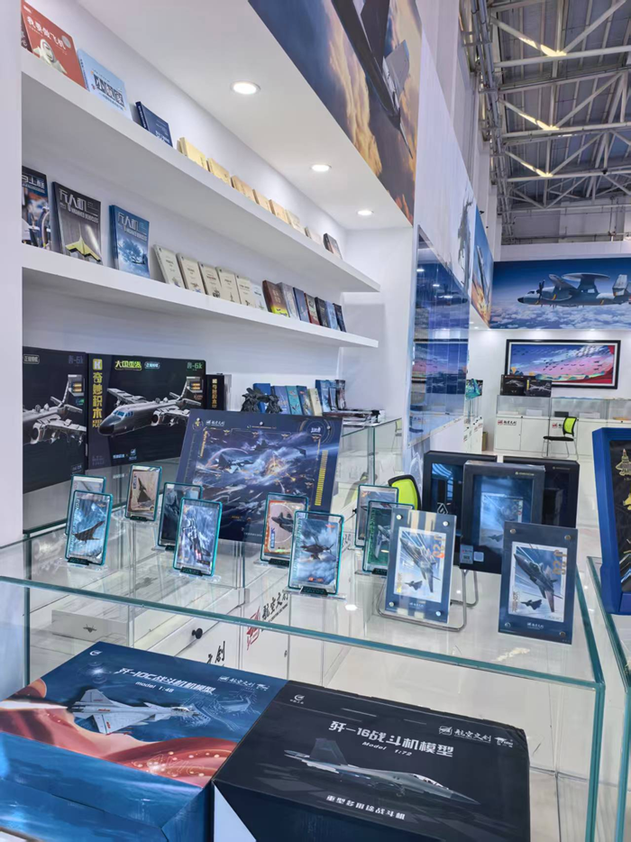 大國(guó)重器濃縮版！卡游兩款航空文創(chuàng)亮相長(zhǎng)春航空展