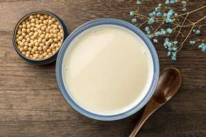 牛奶vs豆?jié){，到底哪個(gè)更營(yíng)養(yǎng)？更適合你？